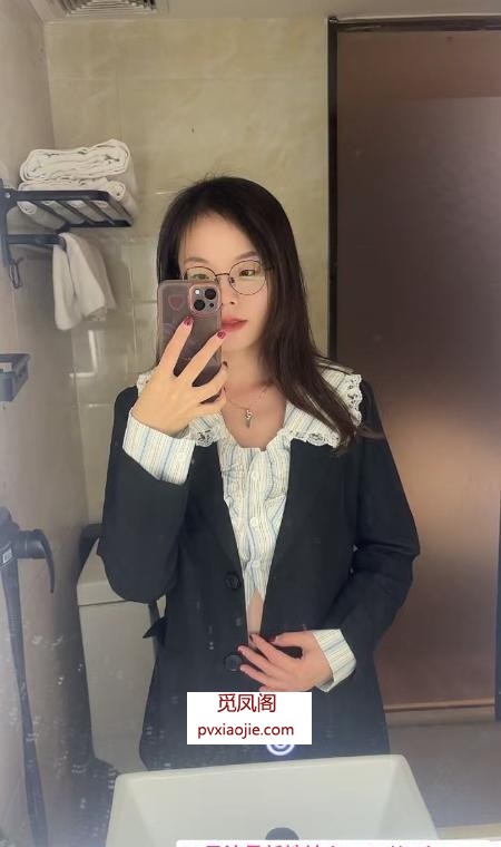 热辣制服妹子