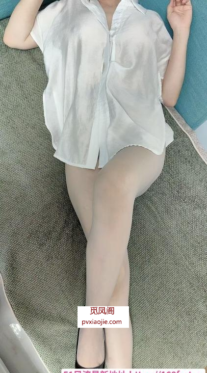 皮肤白皙美女老师