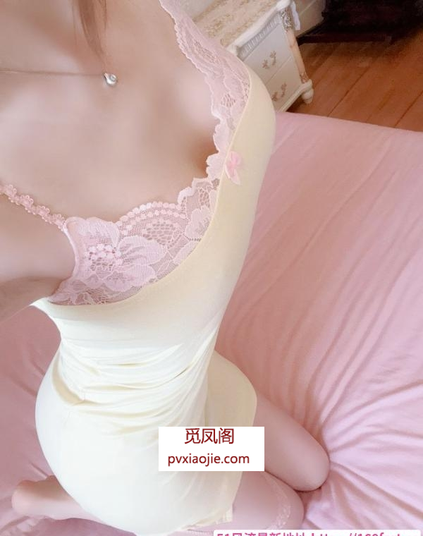 雪白柔软大胸翘臀妹子